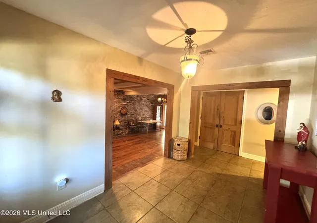 Photo 3 of Single family home for sale at 4433 Deer Crk Dr, Jackson, MS 39211 | MLS# 4165345 | Listing updated on 2026-10-13