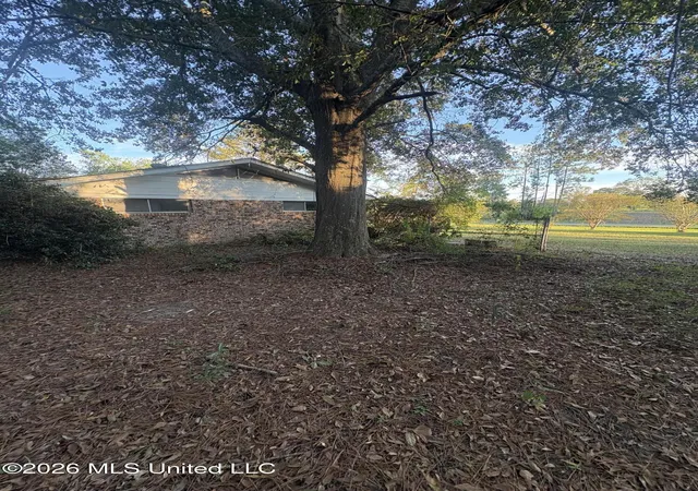 Photo 2 of Sale Pending at 105 Hulon St, Ellisville, MS 39437 | MLS# 4165447 | Listing updated on 2026-10-15