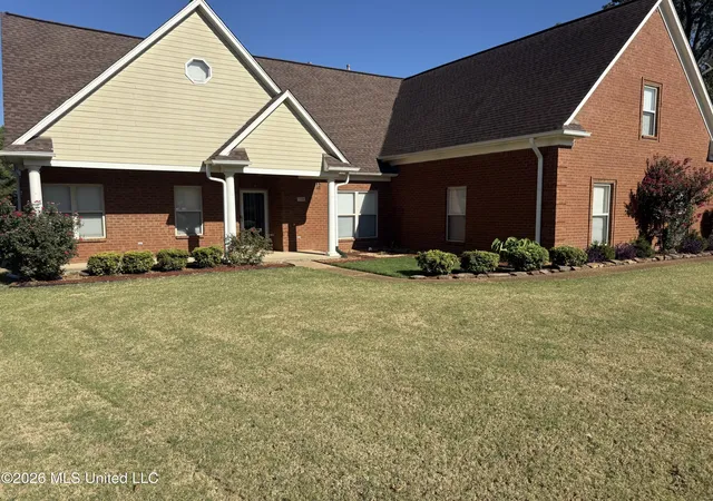 Photo 2 of Single family home for sale at 7220 E Golden Oaks Loop Dr, Southaven, MS 38671 | MLS# 4165449 | Listing updated on 2026-10-21