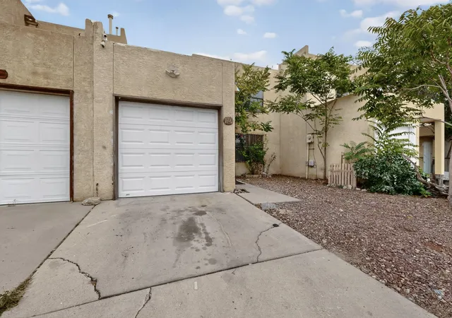 Photo 3 of Townhouse for sale at 220 Shawnee Ct Se, Albuquerque, NM 87108 | MLS# 1092938 | Listing updated on 2026-10-04