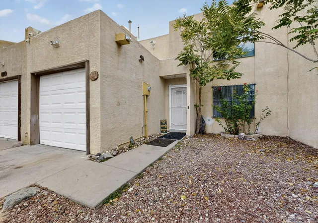 Photo 3 of Townhouse for sale at 220 Shawnee Ct Se, Albuquerque, NM 87108 | MLS# 1092938 | Listing updated on 2026-10-04