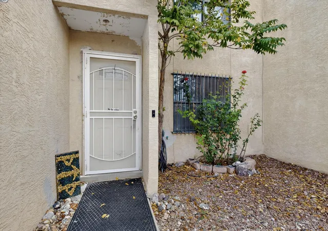 Photo 4 of Townhouse for sale at 220 Shawnee Ct Se, Albuquerque, NM 87108 | MLS# 1092938 | Listing updated on 2026-10-04