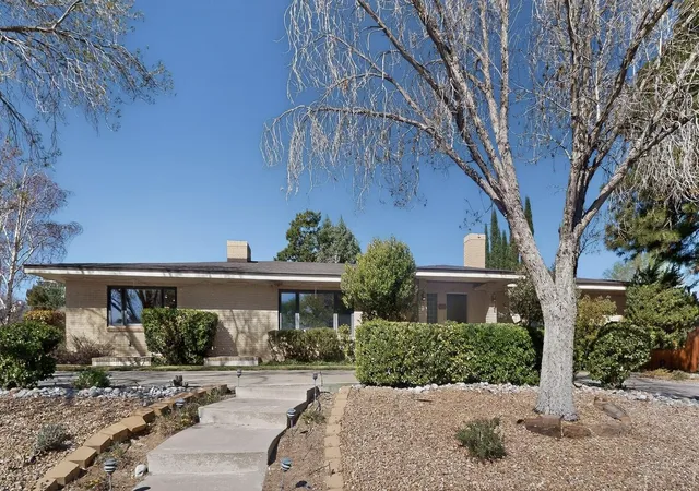 Photo 1 of Sale Pending at 525 Sierra Dr Se, Albuquerque, NM 87108 | MLS# 1100531 | Listing updated on 2026-09-07