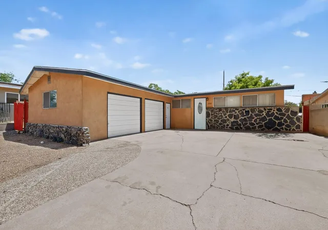 Photo 3 of Sale Pending at 1128 Glorieta St Ne, Albuquerque, NM 87112 | MLS# 1102964 | Listing updated on 2026-09-30