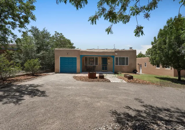 Photo 2 of Sale Pending at 813 Girard Blvd Se, Albuquerque, NM 87106 | MLS# 1104839 | Listing updated on 2026-09-14