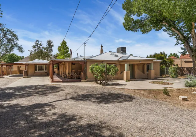 Photo 3 of Sale Pending at 2918 Mountain Rd Nw, Albuquerque, NM 87104 | MLS# 1104969 | Listing updated on 2026-09-03