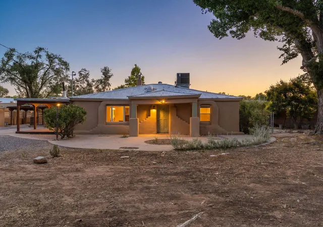 Photo 3 of Sale Pending at 2918 Mountain Rd NW, Albuquerque, NM 87104 | MLS# 1104969 | Listing updated on 2026-09-03