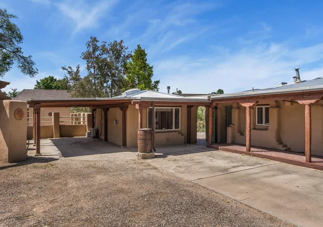 Photo 4 of Sale Pending at 2918 Mountain Rd NW, Albuquerque, NM 87104 | MLS# 1104969 | Listing updated on 2026-09-03