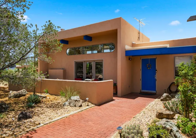 Photo 2 of Single family home for sale at 726 1 Tramway Vista Ct Ne, Albuquerque, NM 87122 | MLS# 1105104 | Listing updated on 2026-09-11