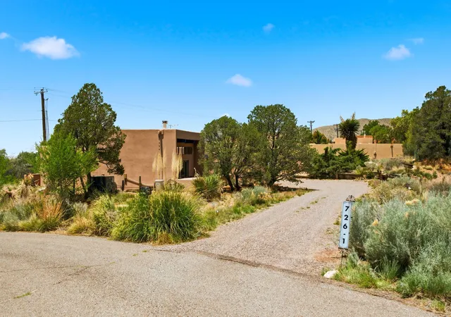 Photo 3 of Single family home for sale at 726 1 Tramway Vista Ct NE, Albuquerque, NM 87122 | MLS# 1105104 | Listing updated on 2026-09-11