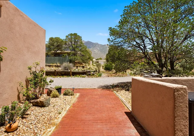 Photo 4 of Single family home for sale at 726 1 Tramway Vista Ct NE, Albuquerque, NM 87122 | MLS# 1105104 | Listing updated on 2026-09-11