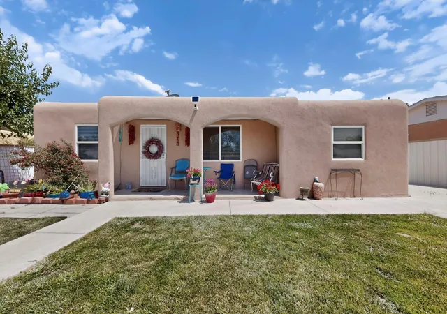 Photo 3 of Sale Pending at 413 Arbor Pl Ne, Albuquerque, NM 87107 | MLS# 1105211 | Listing updated on 2026-09-18