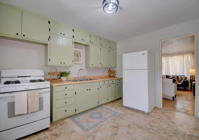 Photo 3 of Sale Pending at 1515 Hermosa Dr SE, Albuquerque, NM 87108 | MLS# 1105368 | Listing updated on 2026-09-04