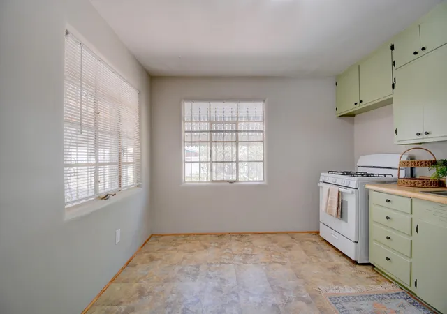 Photo 4 of Sale Pending at 1515 Hermosa Dr SE, Albuquerque, NM 87108 | MLS# 1105368 | Listing updated on 2026-09-04