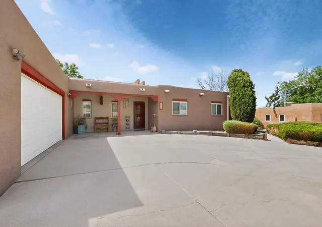 Photo 2 of Sale Pending at 310 La Espina Pl Ne, Albuquerque, NM 87113 | MLS# 1105569 | Listing updated on 2026-09-01