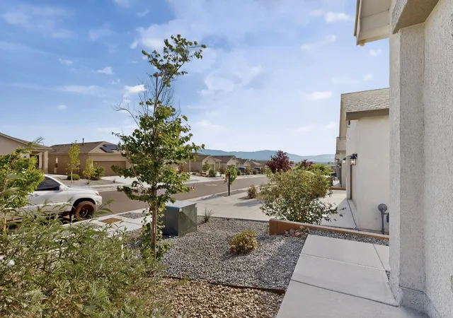 Photo 4 of Single family home for sale at 10654 Valedon Ln SW, Albuquerque, NM 87121 | MLS# 1105596 | Listing updated on 2026-09-11