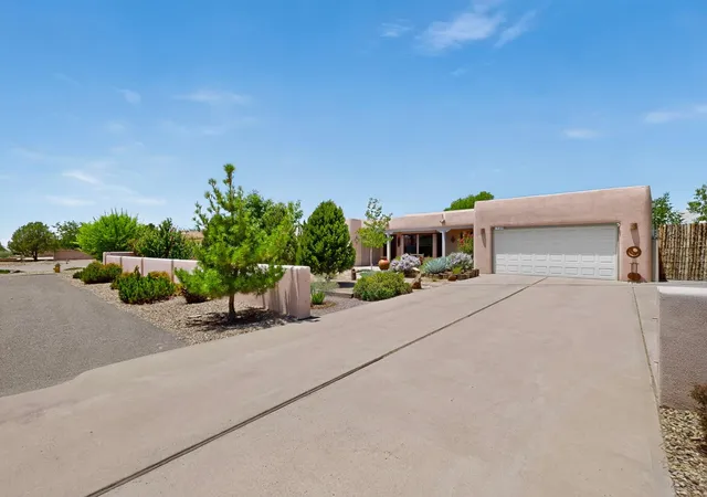 Photo 3 of Single family home for sale at 1425 Crestview Dr Sw, Los Lunas, NM 87031 | MLS# 1106362 | Listing updated on 2026-09-04