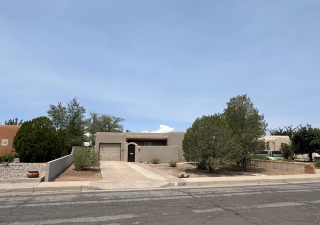Photo 2 of Sale Pending at 315 Manzano St Ne, Albuquerque, NM 87108 | MLS# 1106756 | Listing updated on 2026-09-10