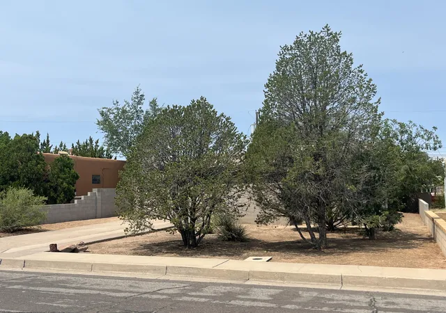 Photo 3 of Sale Pending at 315 Manzano St NE, Albuquerque, NM 87108 | MLS# 1106756 | Listing updated on 2026-09-10