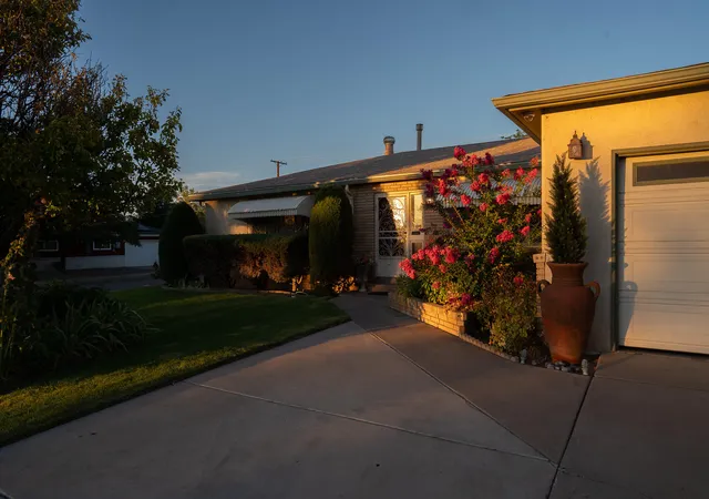 Photo 3 of Single family home for sale at 1308 Valencia Dr Ne, Albuquerque, NM 87110 | MLS# 1106840 | Listing updated on 2026-10-04