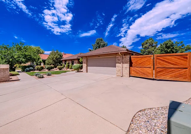 Photo 2 of Single family home for sale at 5709 Royal Oak Dr Ne, Albuquerque, NM 87111 | MLS# 1107065 | Listing updated on 2026-08-31