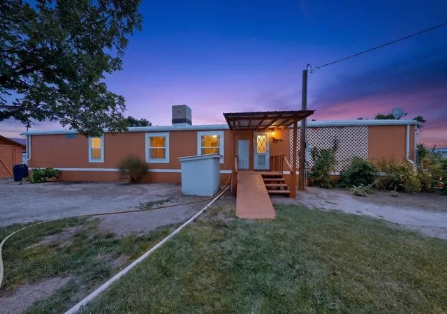 Photo 2 of Manufactured home for sale at 8 Kimberling Dr, Los Lunas, NM 87031 | MLS# 1107714 | Listing updated on 2026-09-09