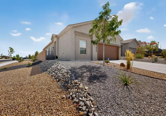 Photo 4 of Sale Pending at 10604 Valedon Ln SW, Albuquerque, NM 87121 | MLS# 1107929 | Listing updated on 2026-09-01