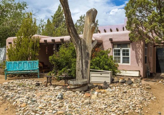 Photo 2 of Sale Pending at 527 Mesilla St Ne, Albuquerque, NM 87108 | MLS# 1107942 | Listing updated on 2026-09-16