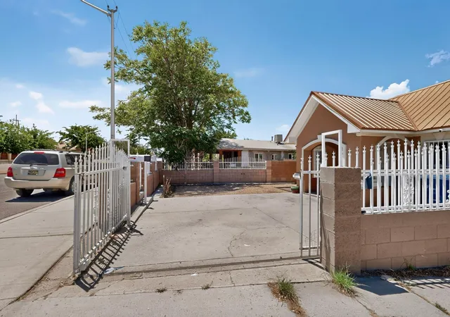 Photo 3 of Sale Pending at 1835 Broadway Blvd SE, Albuquerque, NM 87102 | MLS# 1108057 | Listing updated on 2026-09-09