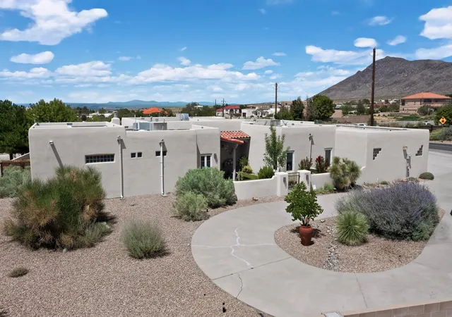 Photo 3 of Sale Pending at 9215 Ventura St Ne, Albuquerque, NM 87122 | MLS# 1108614 | Listing updated on 2026-09-14