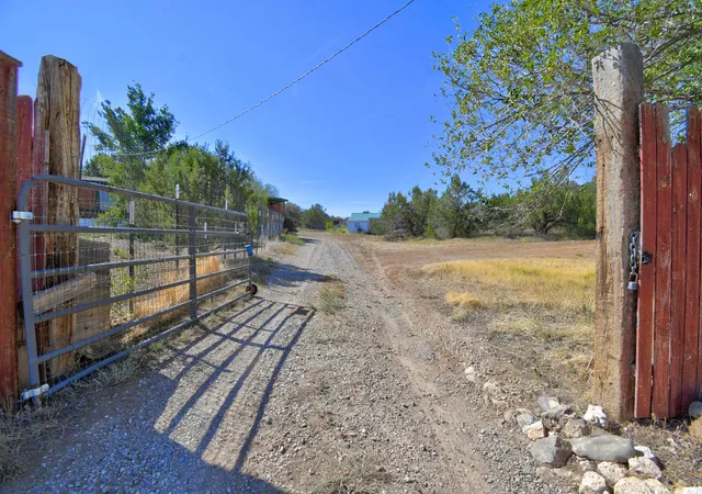 Photo 2 of Manufactured home for sale at 182 County Rd A102, Edgewood, NM 87015 | MLS# 1109038 | Listing updated on 2026-09-17