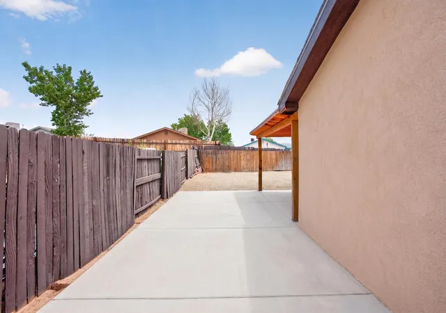 Photo 3 of Single family home for sale at 10 Nehemiah Pl, Los Lunas, NM 87031 | MLS# 1109065 | Listing updated on 2026-09-11