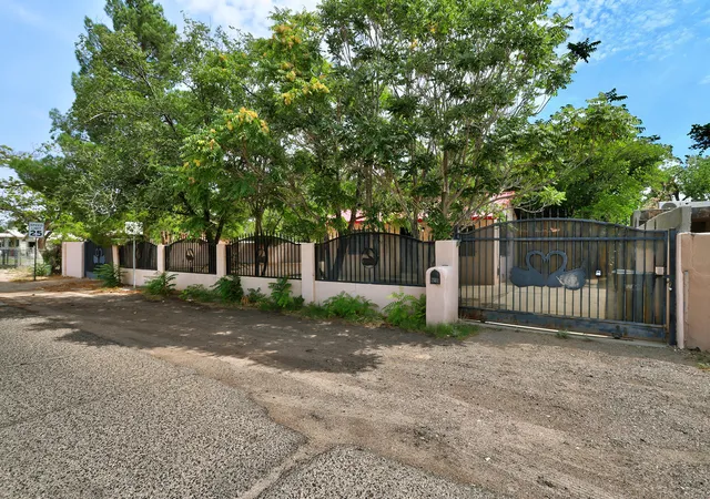 Photo 2 of Sale Pending at 2560 Mervosh Ave Sw, Albuquerque, NM 87105 | MLS# 1109084 | Listing updated on 2026-08-31