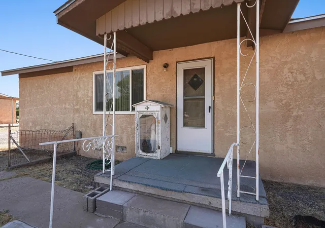 Photo 3 of Single family home for sale at 3 Ernesto Ln, Los Lunas, NM 87031 | MLS# 1109118 | Listing updated on 2026-09-14