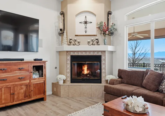 Photo 3 of Sale Pending at 921 Pinzon St Nw, Los Lunas, NM 87031 | MLS# 1109330 | Listing updated on 2026-10-05