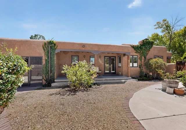 Photo 2 of Single family home for sale at 1000 Washington St Se, Albuquerque, NM 87108 | MLS# 1109527 | Listing updated on 2026-10-02
