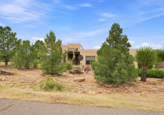 Photo 3 of Sale Pending at 27 Dusty Trail Dr, Placitas, NM 87043 | MLS# 1109964 | Listing updated on 2026-09-11