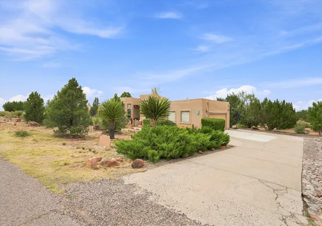 Photo 4 of Sale Pending at 27 Dusty Trail Dr, Placitas, NM 87043 | MLS# 1109964 | Listing updated on 2026-09-11