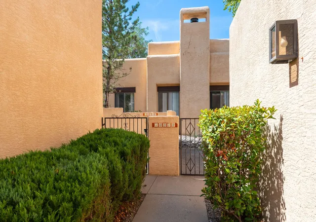 Photo 4 of Sale Pending at 10316 Las Casitas St Ne, Albuquerque, NM 87111 | MLS# 1109975 | Listing updated on 2026-08-30