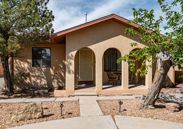 Photo 3 of Sale Pending at 811 San Andres Ave Nw, Albuquerque, NM 87107 | MLS# 1110098 | Listing updated on 2026-09-23