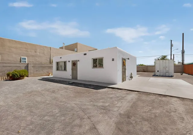 Photo 3 of Sale Pending at 2900 Foraker Pl Nw, Albuquerque, NM 87107 | MLS# 1110105 | Listing updated on 2026-09-10
