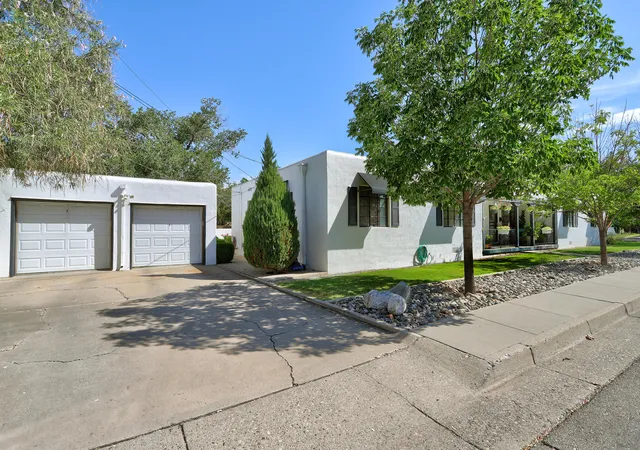 Photo 4 of Sale Pending at 401 Aliso Dr NE, Albuquerque, NM 87108 | MLS# 1110232 | Listing updated on 2026-10-01