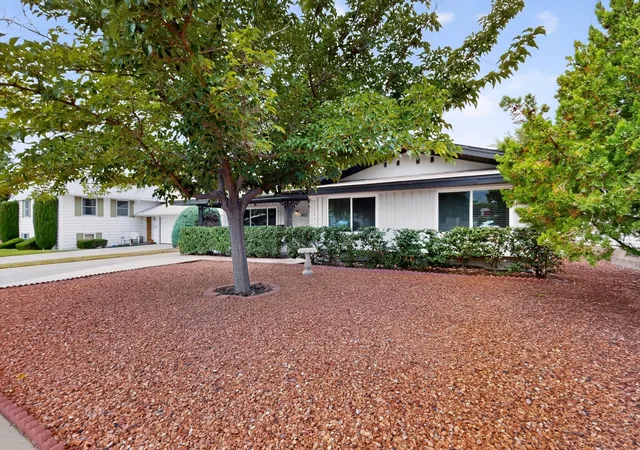 Photo 3 of Sale Pending at 3833 Inca St NE, Albuquerque, NM 87111 | MLS# 1110349 | Listing updated on 2026-09-05