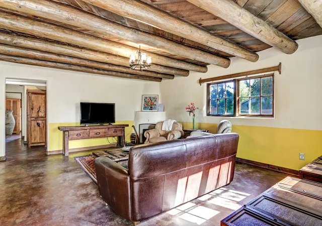 Photo 3 of Single family home for sale at 5 Chacon Pl Nw, Albuquerque, NM 87104 | MLS# 1110520 | Listing updated on 2026-09-06