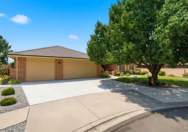 Photo 2 of Sale Pending at 5705 Royal Oak Pl Ne, Albuquerque, NM 87111 | MLS# 1110656 | Listing updated on 2026-09-29
