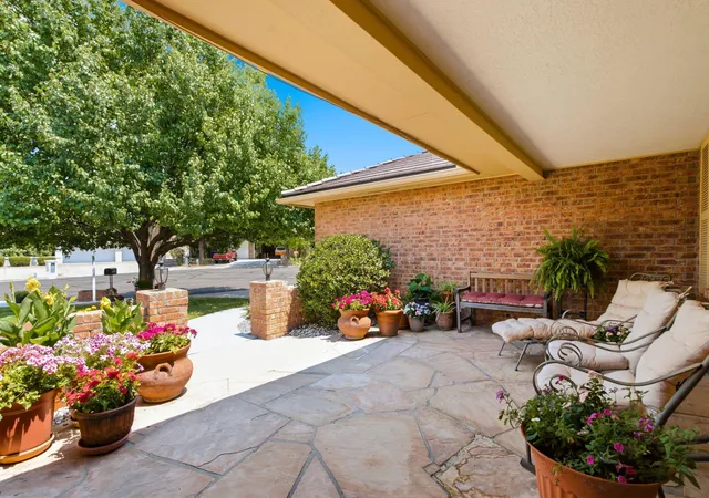 Photo 3 of Sale Pending at 5705 Royal Oak Pl Ne, Albuquerque, NM 87111 | MLS# 1110656 | Listing updated on 2026-09-29