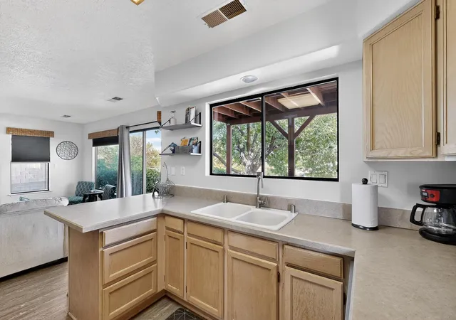 Photo 4 of Sale Pending at 7809 Oakland Ave NE, Albuquerque, NM 87122 | MLS# 1110669 | Listing updated on 2026-10-04