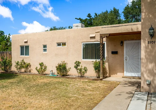 Photo 3 of Sale Pending at 8909 Shoshone Rd Ne, Albuquerque, NM 87111 | MLS# 1110733 | Listing updated on 2026-10-27