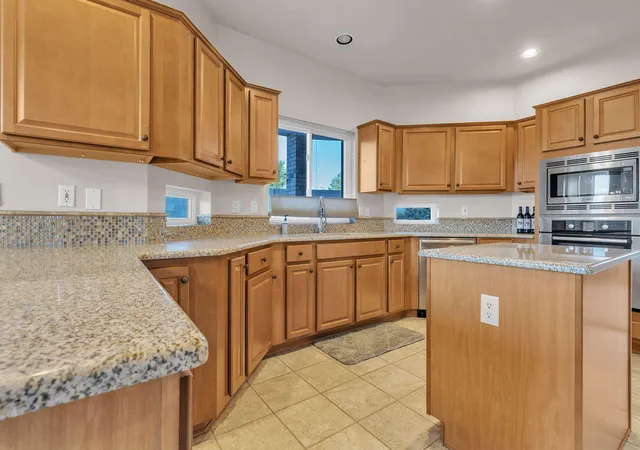 Photo 4 of Sale Pending at 1004 Chiricahua Ct SE, Albuquerque, NM 87123 | MLS# 1110759 | Listing updated on 2026-10-07