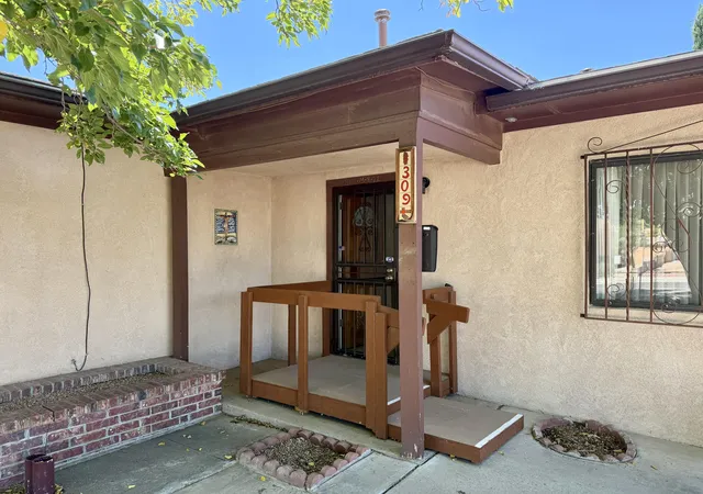 Photo 2 of Sale Pending at 309 Estancia Dr Nw, Albuquerque, NM 87105 | MLS# 1110879 | Listing updated on 2026-09-16